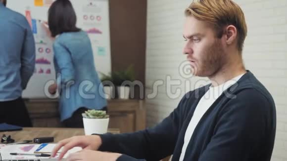 幸福的女人坐在他的笔记本电脑上工作的画像视频的预览图