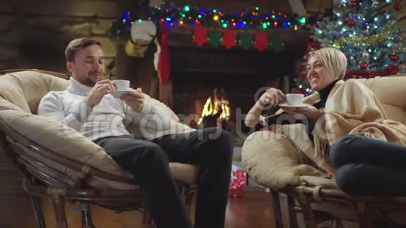 新婚夫妇在圣诞夜喝茶聊天视频的预览图