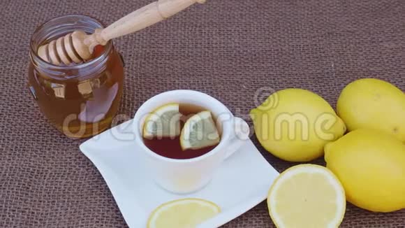 一杯加蜂蜜和柠檬的茶秋冬季节香辣药茶视频的预览图