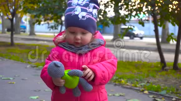秋市可爱的抱着玩具的女婴视频的预览图