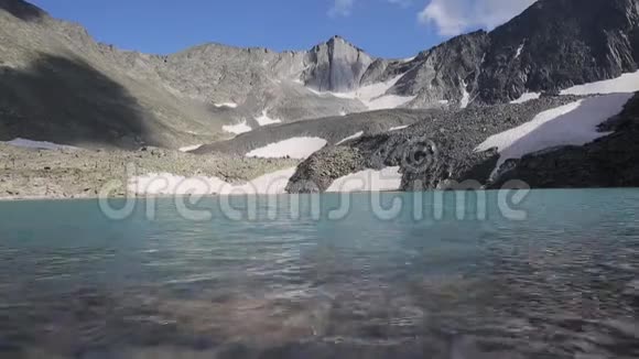 波浪溅在石头上上阿坎湖绿松石水阿尔泰山景观视频的预览图