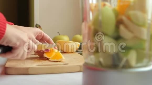 把水果放进搅拌机里切橙色视频的预览图
