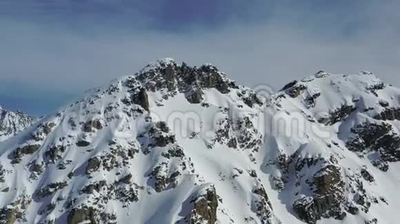 美丽的群山覆盖着白雪从高角度看有多岩石的山丘视频的预览图