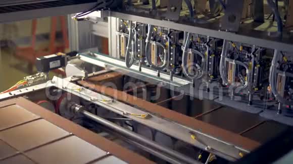 太阳能电池正被一台工厂机器放入模板中视频的预览图