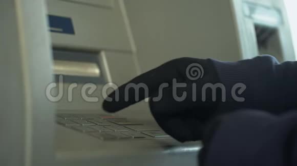 3犯罪分子未能从银行卡里偷钱未能在ATM机上打密码视频的预览图