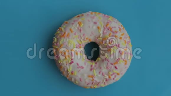 美味的甜甜甜圈在蓝色盘子上旋转上景视频的预览图
