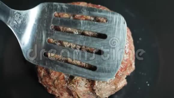 做汉堡包牛肉或猪肉切块烤在网格上慢动作视频的预览图