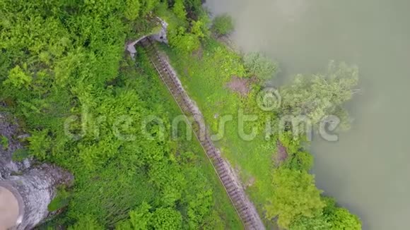 奥扎利城堡的空中镜头视频的预览图