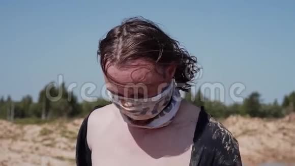 一个穿着绷带穿过沙漠的流浪汉的特写镜头视频的预览图