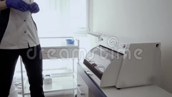 戴乳胶手套的医生用医疗器械打开储物柜视频的预览图