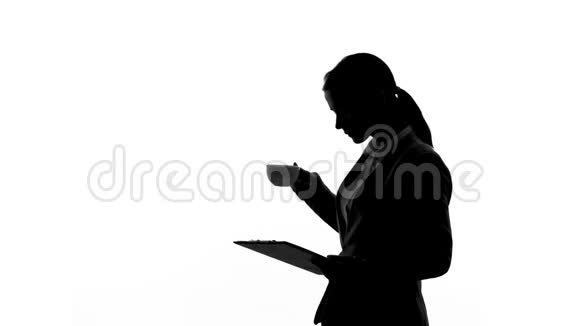 女士老板喝咖啡阅读文件夹商业决策视频的预览图