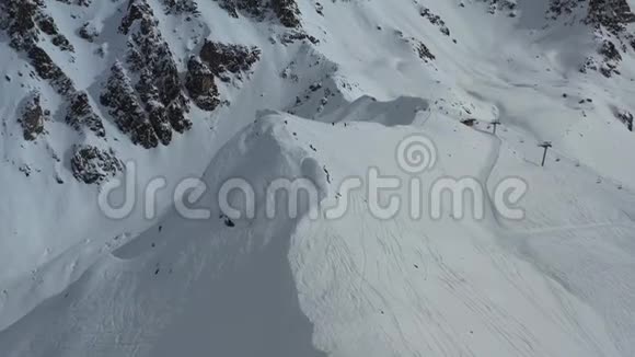 一座被雪覆盖的山上人们自由活动空中拍摄的画面是4k视频的预览图