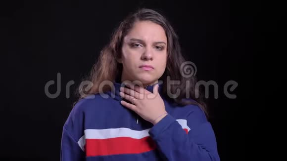 一幅成年白种人患病女性喉咙不适咳嗽直视镜头的特写照片视频的预览图