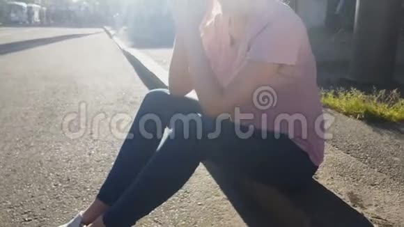 美丽善良的女孩坐在人行道上迷恋梦幻的女士无忧无虑的未来视频的预览图