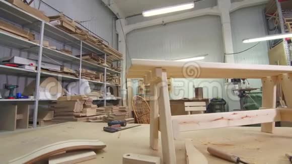 木匠车间里的一木凳放在木屑和工具间视频的预览图