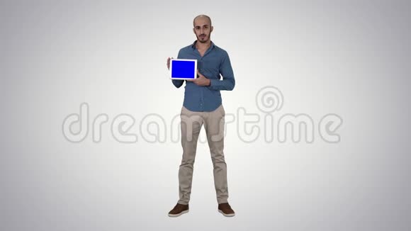 阿拉伯男子显示空白平板屏幕上的梯度背景视频的预览图
