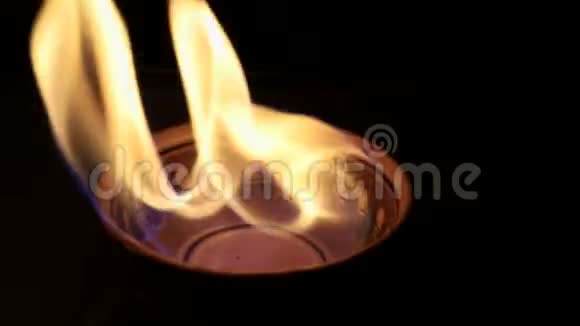 碗里燃烧的火慢动作黄白色的火舌舒适温馨的背景视频的预览图