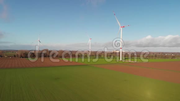 三个风车在阳光明媚的冬日的空中景色视频的预览图