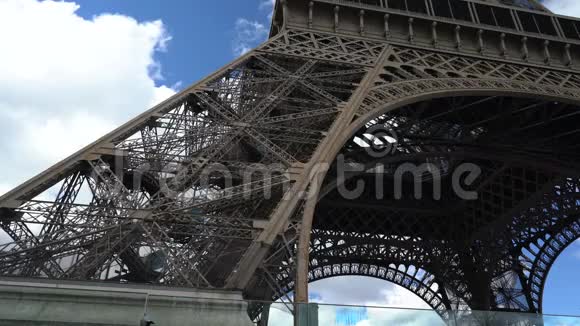 巴黎的埃菲尔铁塔电梯视频的预览图