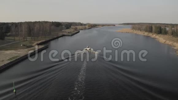 船游艇在河上漂浮无人机射击视频的预览图