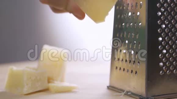 厨房里配有金属烤架的意大利干酪视频的预览图