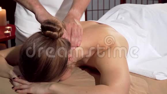 专业按摩师为女性客户做放松背部按摩视频的预览图