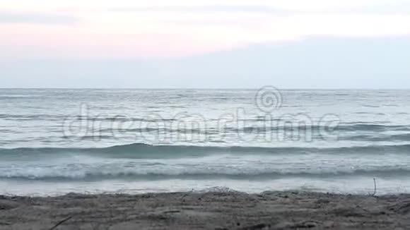 日落时在海滩上放大动作视频的预览图