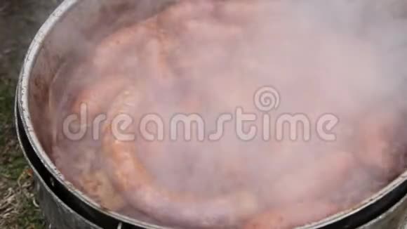 厨师正在吃自制的香肠和烧烤视频的预览图