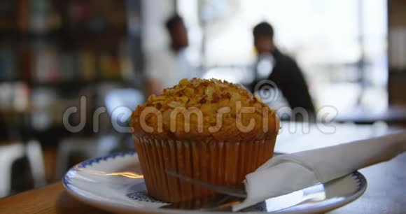 小蛋糕在4K咖啡馆的盘子里视频的预览图