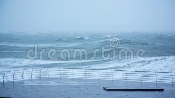 暴风雨的波浪在码头上喷射视频的预览图