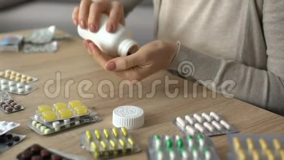 女性过度使用和混合药丸进行自我治疗危险的副作用视频的预览图