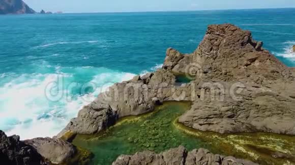 4西夏天然火山熔岩池的K视频大西洋的狂浪它是葡萄牙马德拉岛视频的预览图