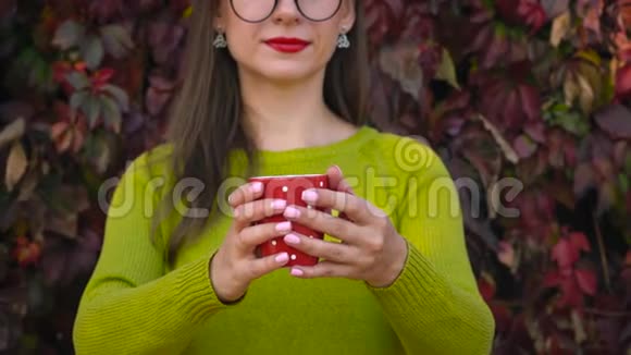女人用一杯茶或咖啡向相机伸展双手咖啡时间视频的预览图