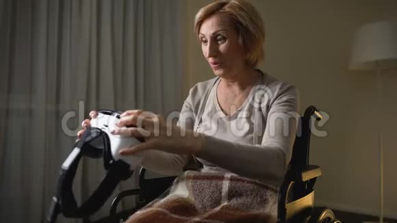 坐在轮椅上的女人戴着虚拟现实眼镜竖起大拇指开心又惊讶视频的预览图