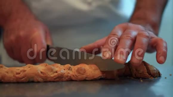 意大利糕点厨师切传统榛子蛋糕16FDV视频的预览图