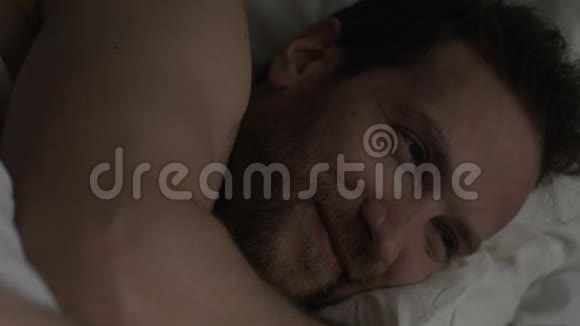 成年人躺在床上睡着前微笑着想着最后一次约会视频的预览图