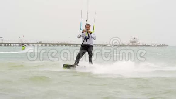 年轻人在海洋上玩风筝极限夏季运动高清慢动作视频的预览图