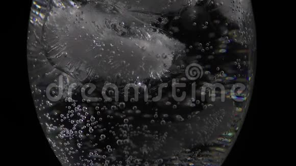 喷出的水气泡起来视频的预览图