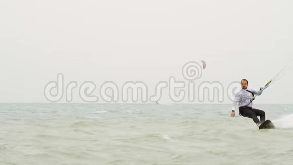 年轻人在海洋上玩风筝极限夏季运动高清慢动作视频的预览图