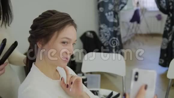 非常漂亮和现代的女人做自拍时她做她的头发在美容院视频的预览图