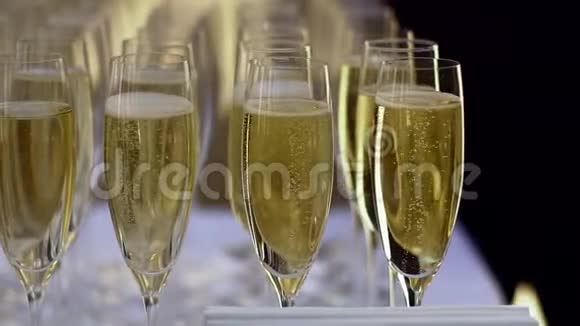 带有气泡的香槟酒杯黄色背景视频的预览图