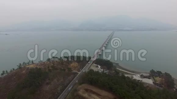 韩国庆南韩国亚洲香江香江大桥的鸟瞰图视频的预览图
