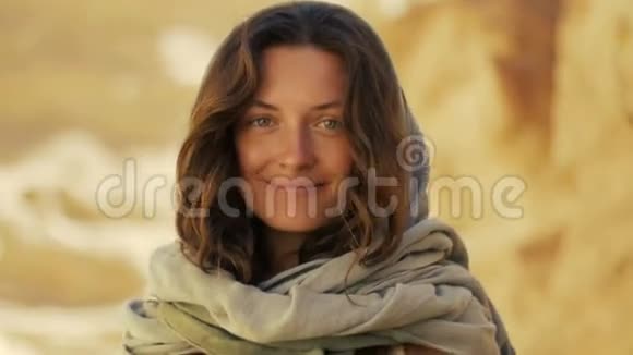 沙漠峡谷里快乐的年轻女人她微笑着好奇地看着镜头四处张望视频的预览图
