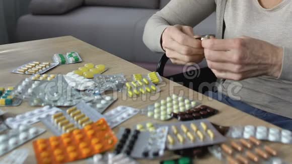 孤独的生病的女人扔掉药品感到绝望的不治之症视频的预览图