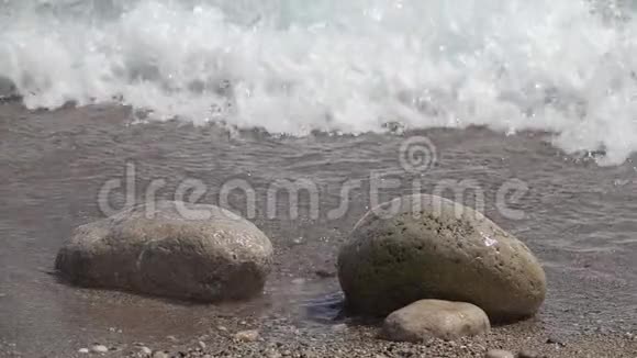 水从海浪中溅落在石头上慢动作视频的预览图