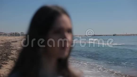 在一个美丽的阳光明媚的日子里一个女孩在背景的重点女孩穿上视频的预览图