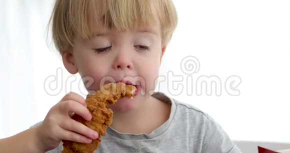 小男孩吃炸鸡视频的预览图