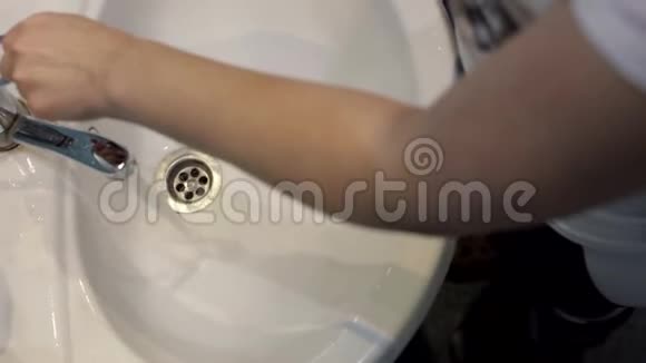 医疗保健白种人年轻女子洗手视频的预览图