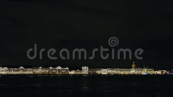 在黑暗的夜晚从涅瓦河中拍摄的城市景观俄罗斯圣彼得堡视频的预览图