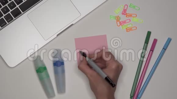 女性手工书写MUSIC在黏贴笔记上视频的预览图
